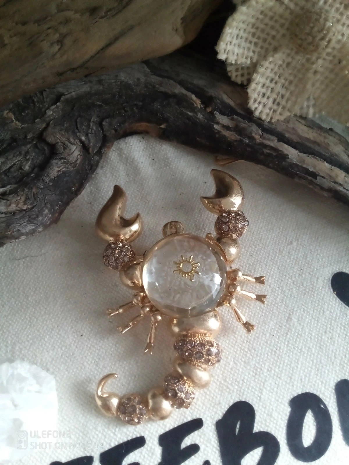 Broche scorpion acier doré et cabochon en verre – photo 2
